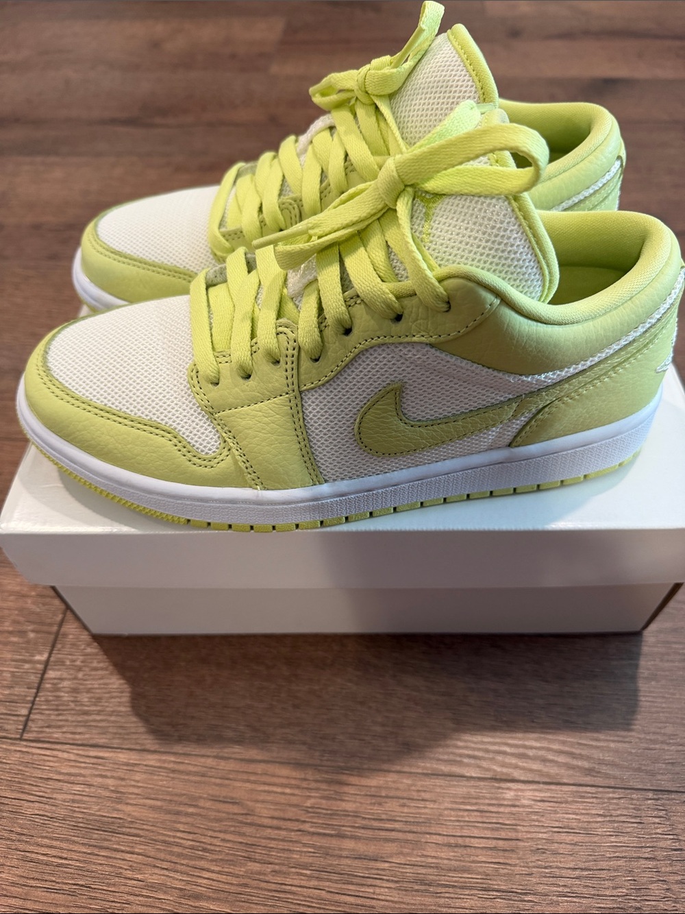 Jordan Dunk Lows- Limelight-excellent condition! - Picture 4 of 7